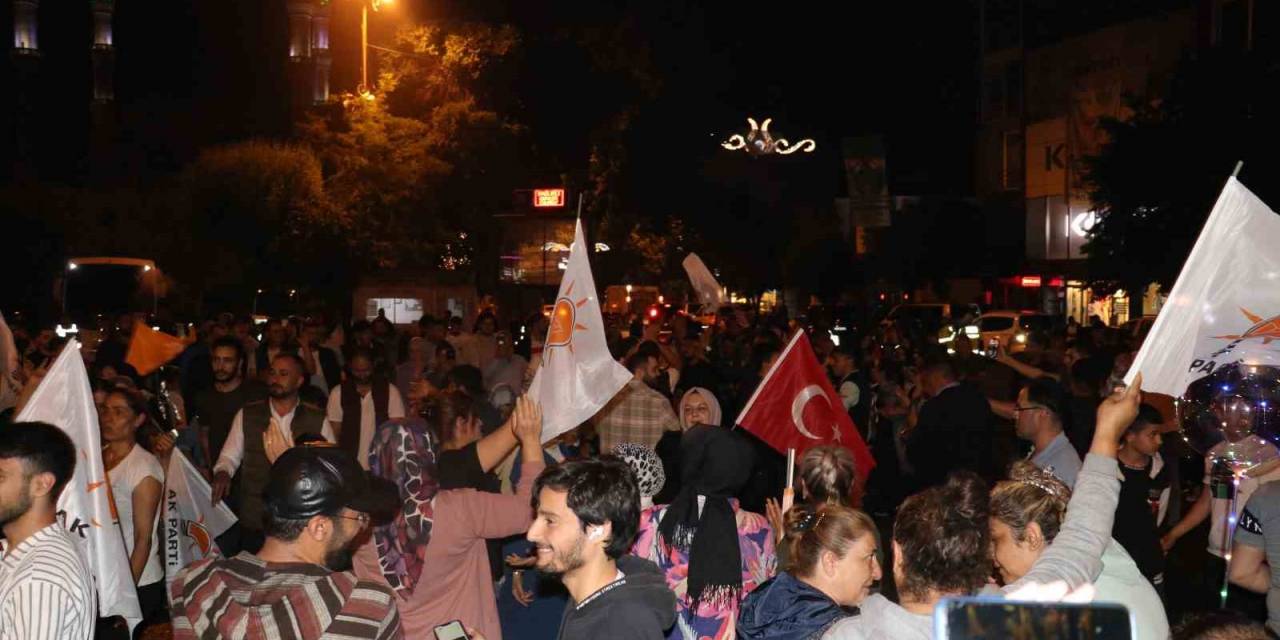 Iğdırlılar Erdoğan’ın Zaferini Kutladı