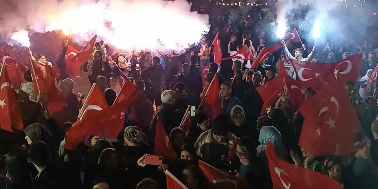 Balıkesir Ve İlçelerinde Kutlamalar Başladı