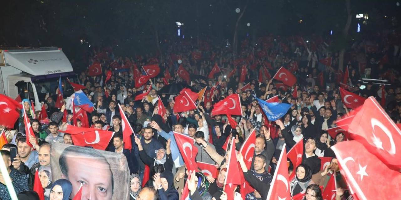 Elazığ’da Seçim Sonucu Coşkuyla Kutlandı