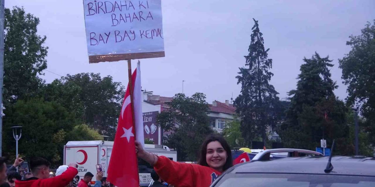Uşak’ta Erdoğan’ın Seçim Zaferi Coşkuyla Kutlandı