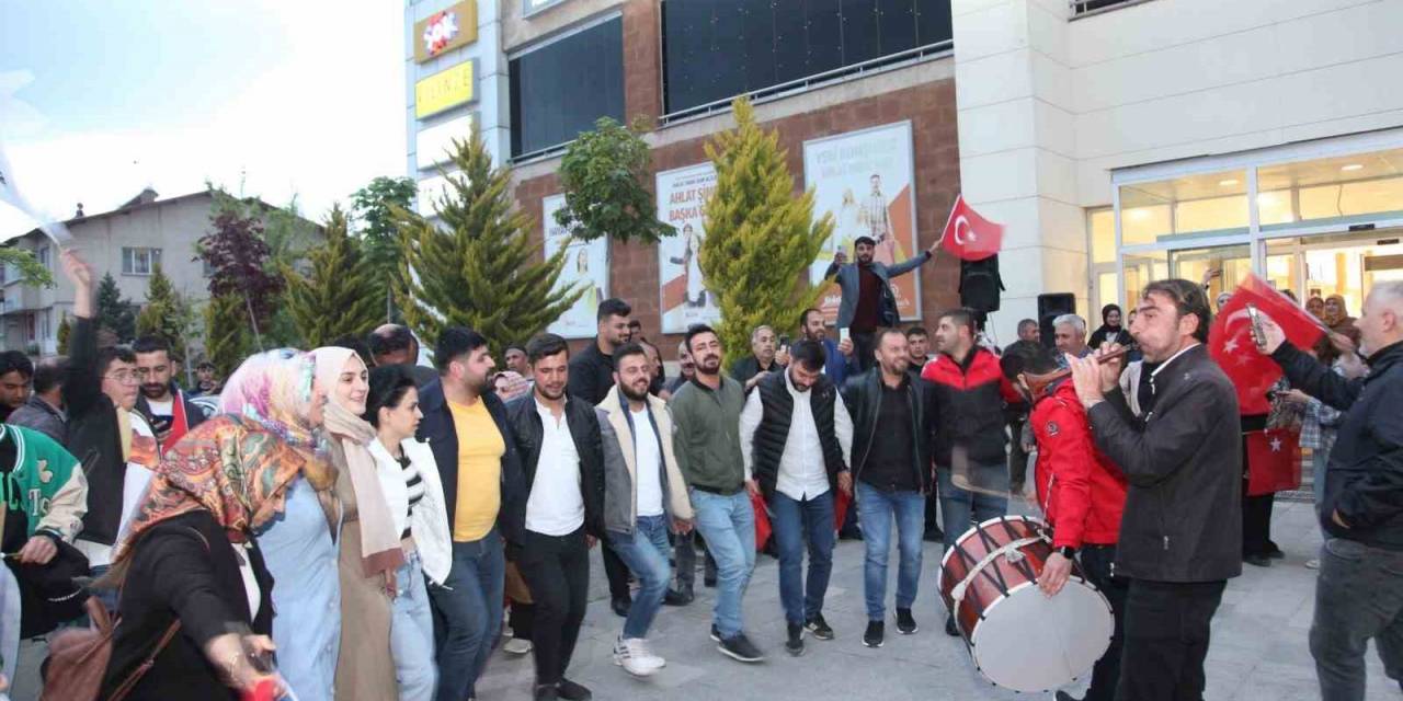 Ahlatlılar Cumhurbaşkanı Erdoğan’ın Zaferini Kutladı