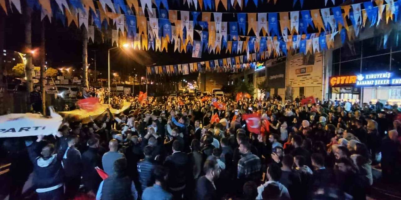 Cumhurbaşkanı Erdoğan’ın Zaferi Bitlis’te Kutlandı