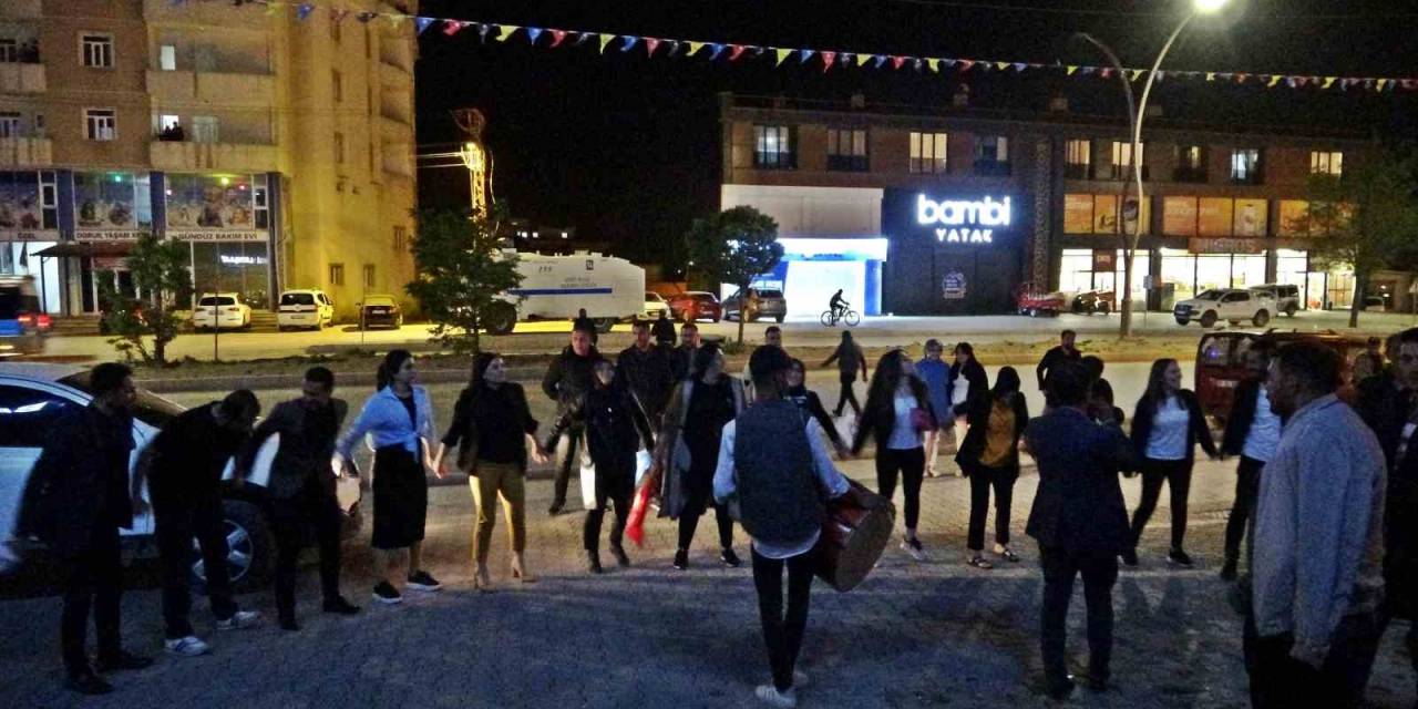 Yüksekova’da Erdoğan’ın Kazanması Halaylarla Kutlandı