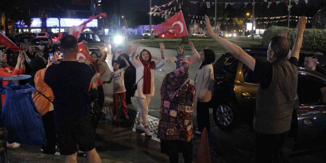 İzmir’de Erdoğan’ın Zaferi Kutlandı