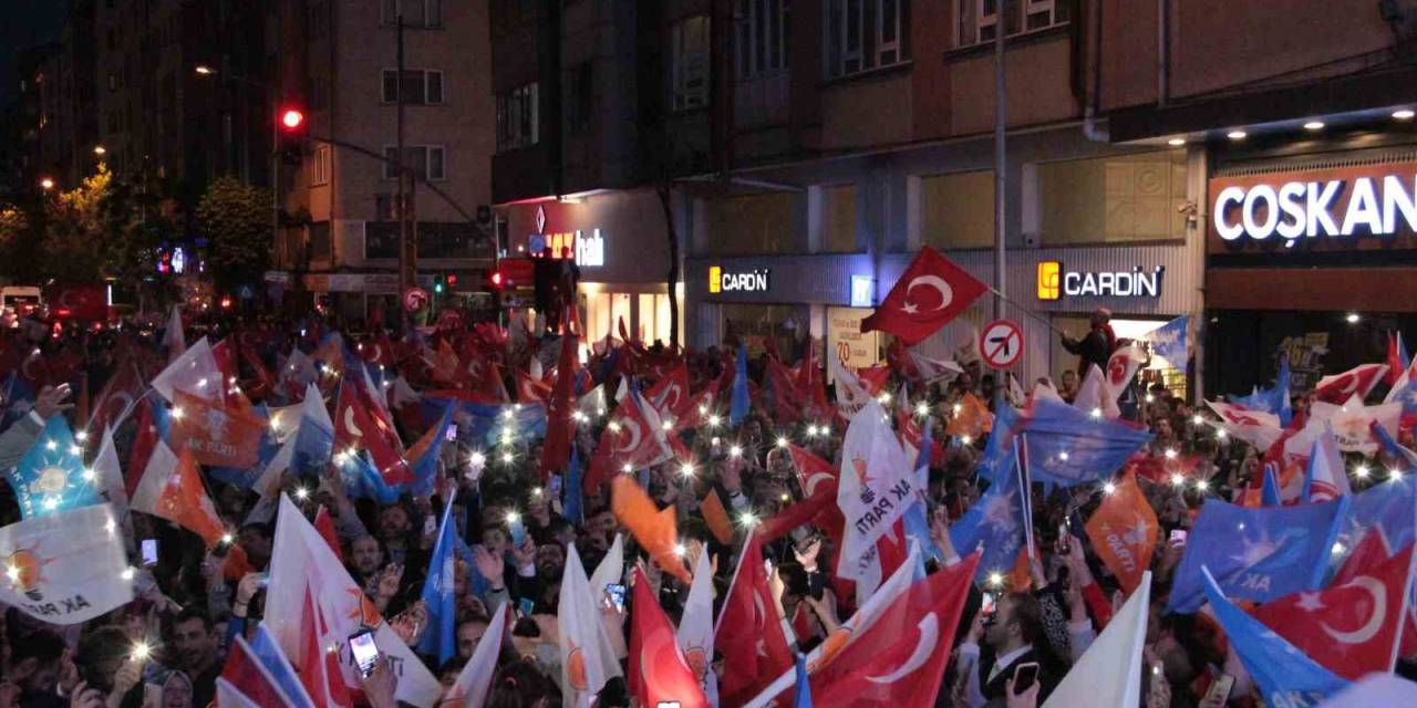 Binlerce Kişi Ak Parti Eskişehir İl Başkanlığı Önünde Zafer Kutlaması Yaptı
