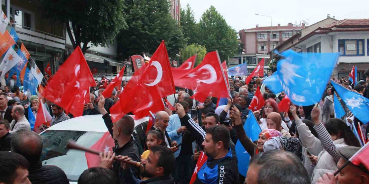 Kırklareli’nde Vatandaşlar Sokağa Döküldü, Erdoğan’ın Zaferini Kutladı