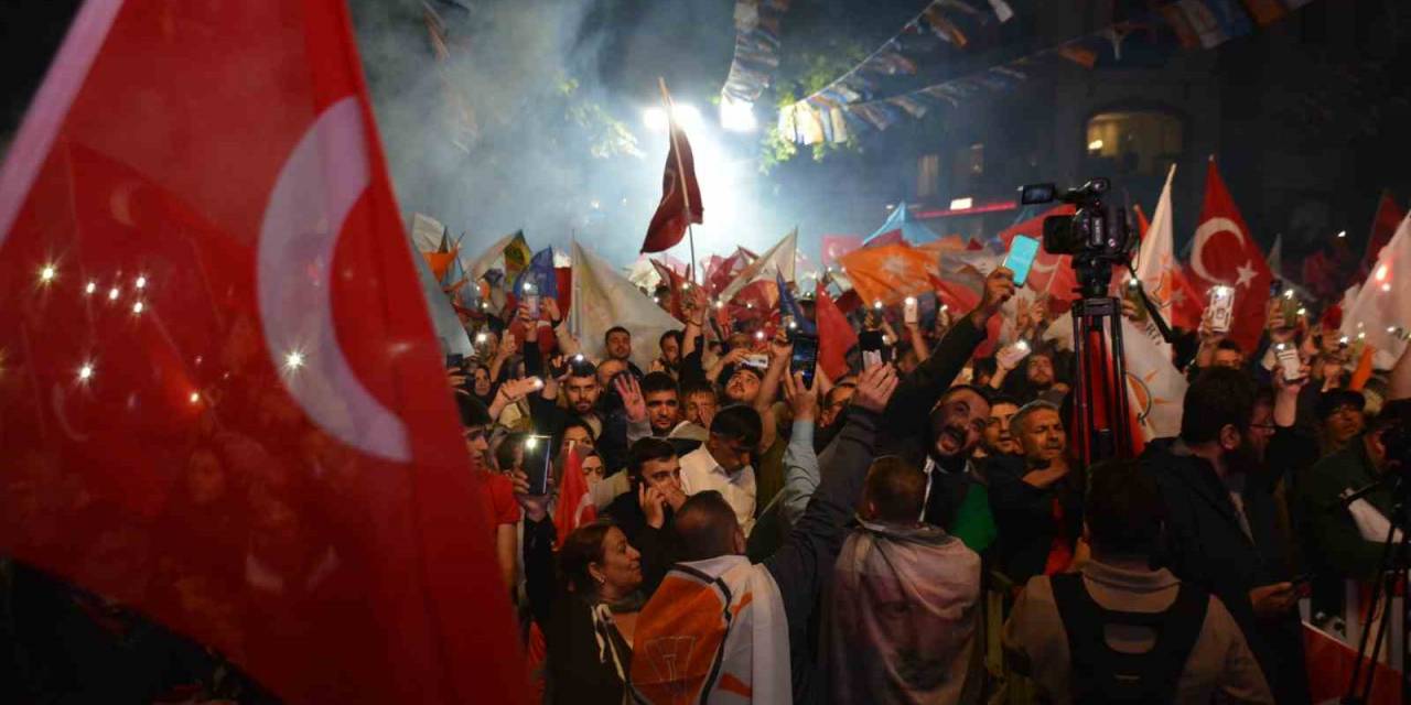 Kocaeli’de Seçim Kutlaması: Vatandaşlar Sokağa Akın Etti