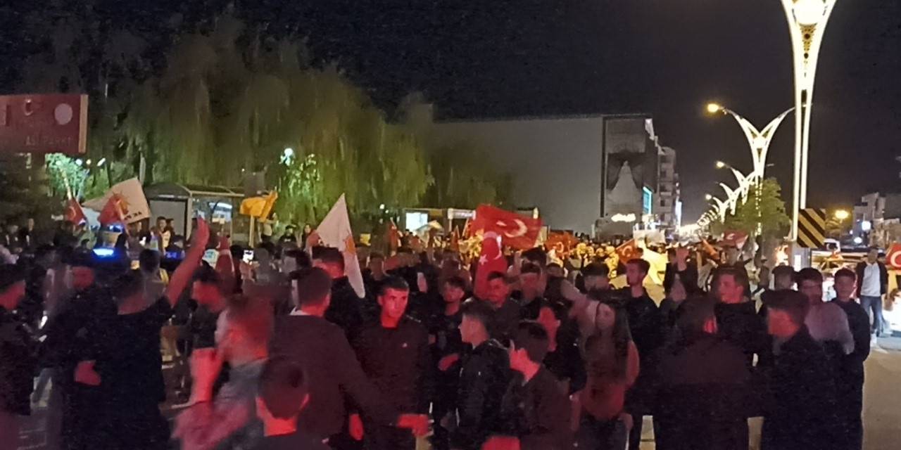 Erciş’te Vatandaşlar Cumhurbaşkanı Erdoğan’ın Seçim Zaferini Coşkuyla Kutladı