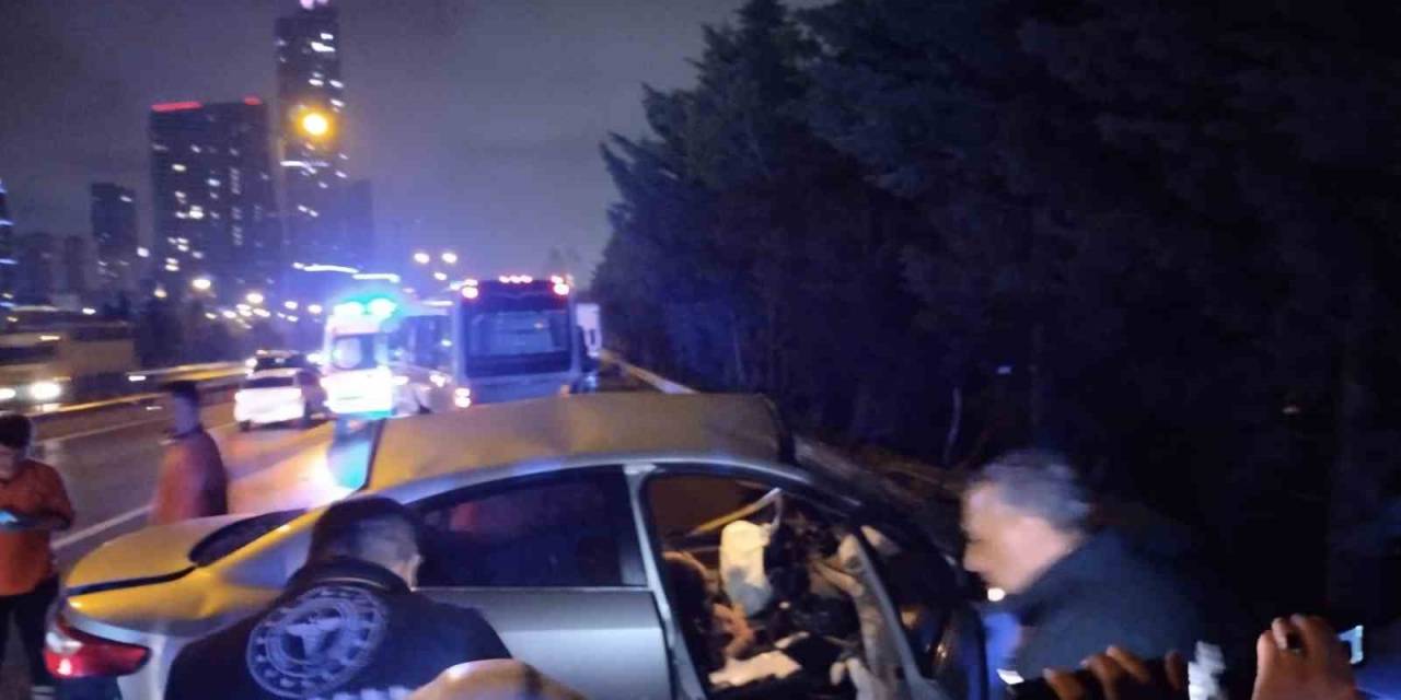 Ümraniye’de Aşırı Hızlı Araç Bariyerlere Ve Yol Kenarındaki Minibüse Çarptı: 1 Ölü, 2 Yaralı