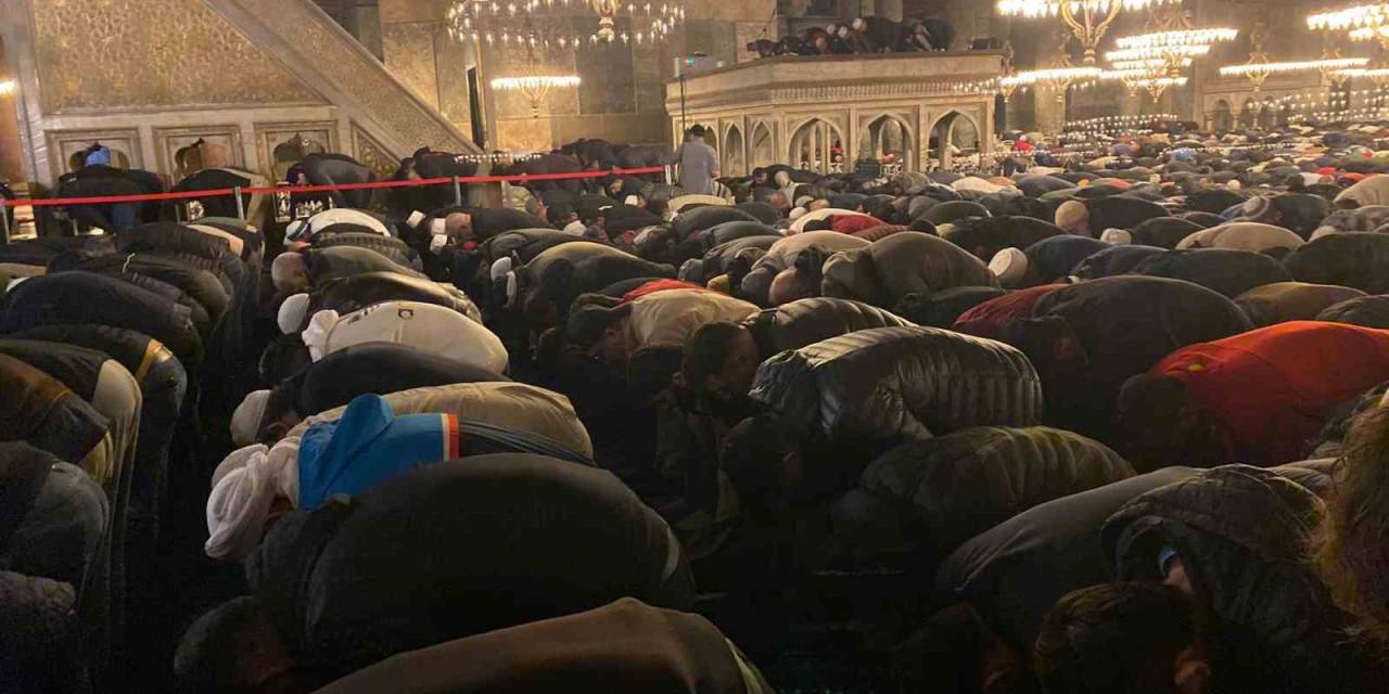 Diyanet İşleri Başkanı, İstanbul’un Fethi’nin 570. Yıl Dönümünde Ayasofya’da Sabah Namazı Kıldırdı