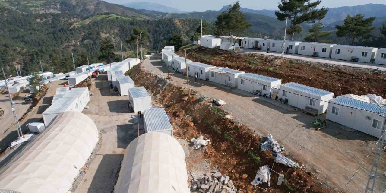 Dev Kayalar Köyü Tehdit Etti, Bin Rakımlı Zirveye Konteyner Kent Kuruldu