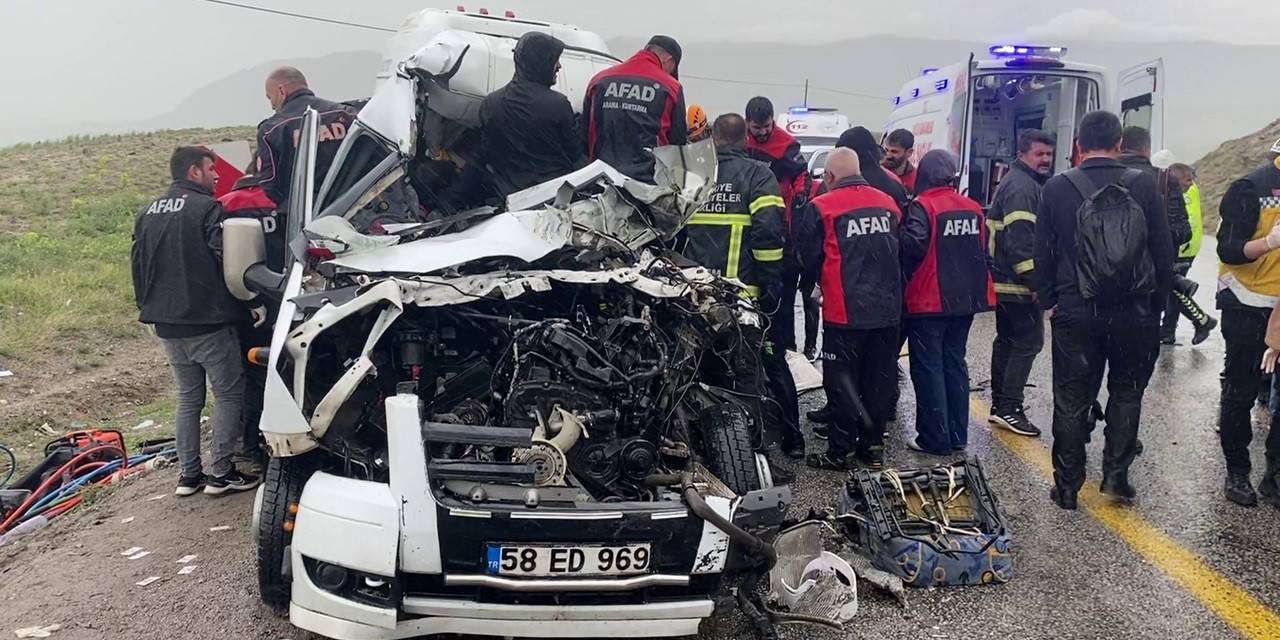 Sivas’ta Servis Aracı İle Tır Çarpıştı: 4 Ölü, 1’i Ağır 3 Yaralı