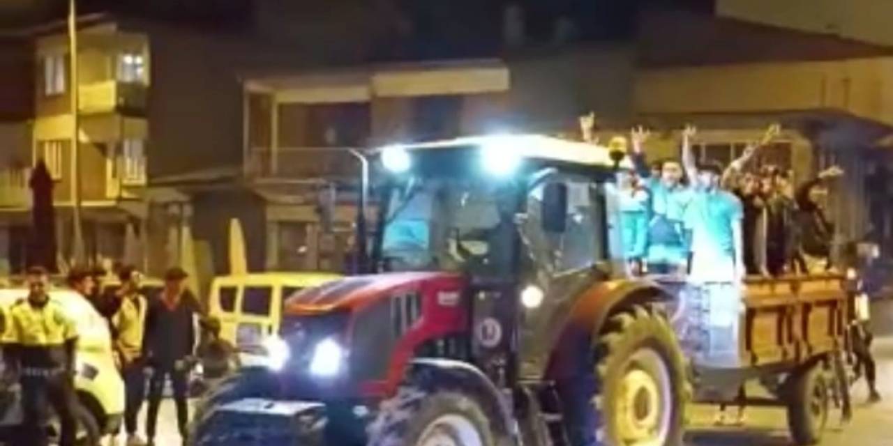 Adilcevaz’da Vatandaşlar Cumhurbaşkanı Erdoğan’ın Seçim Zaferini Traktörle Kutladı