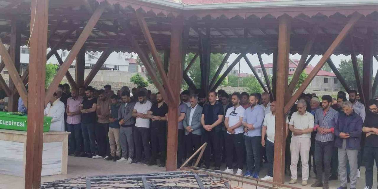 Iğdır’daki Kazada Ölen Nine Ve Torun Yan Yana Toprağa Verildi
