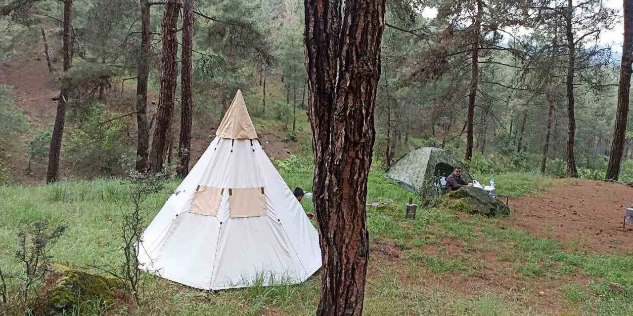 Doğa Tutkunları Laçin’de Kampın Ardından Çevredeki Çöpleri Topladı