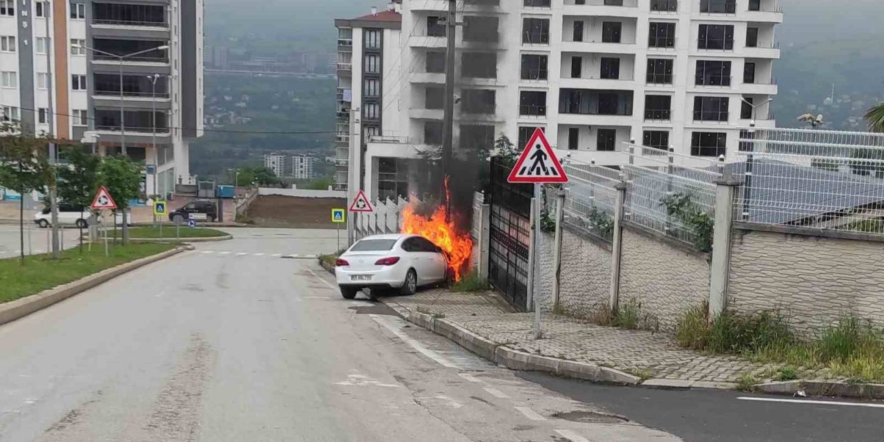 Park Halindeki Otomobil Hareket Edip Direğe Çarparak Yandı