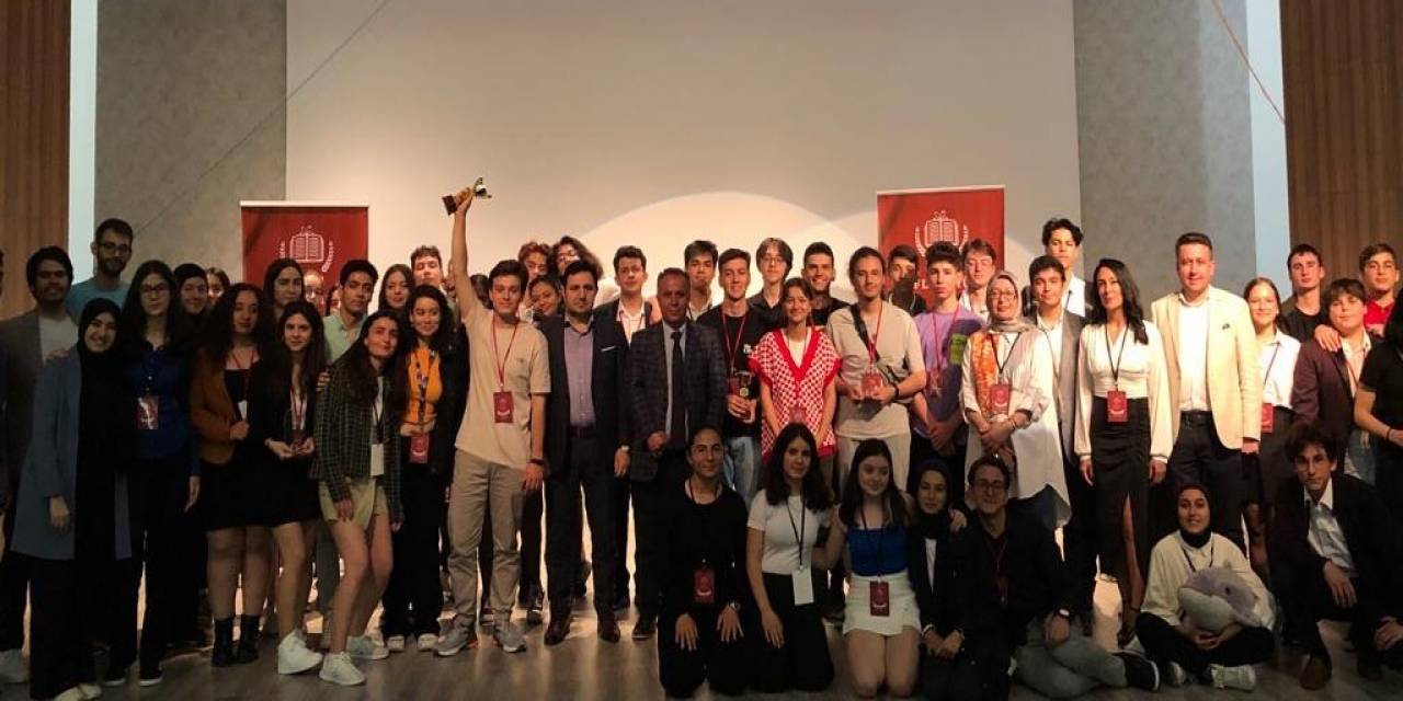 Dostek Koleji Münazara Turnuvasında Şampiyonluğu Göğüsledi