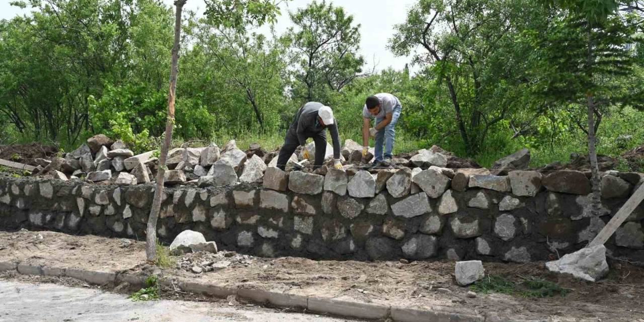 Yenice Mezarlığının Tehlike Oluşturan Duvarı Yenileniyor