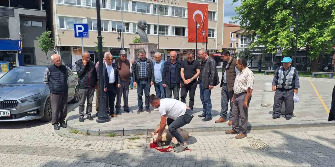 Seçim Sonuçları İçin İlçe Meydanında Kurban Kesti