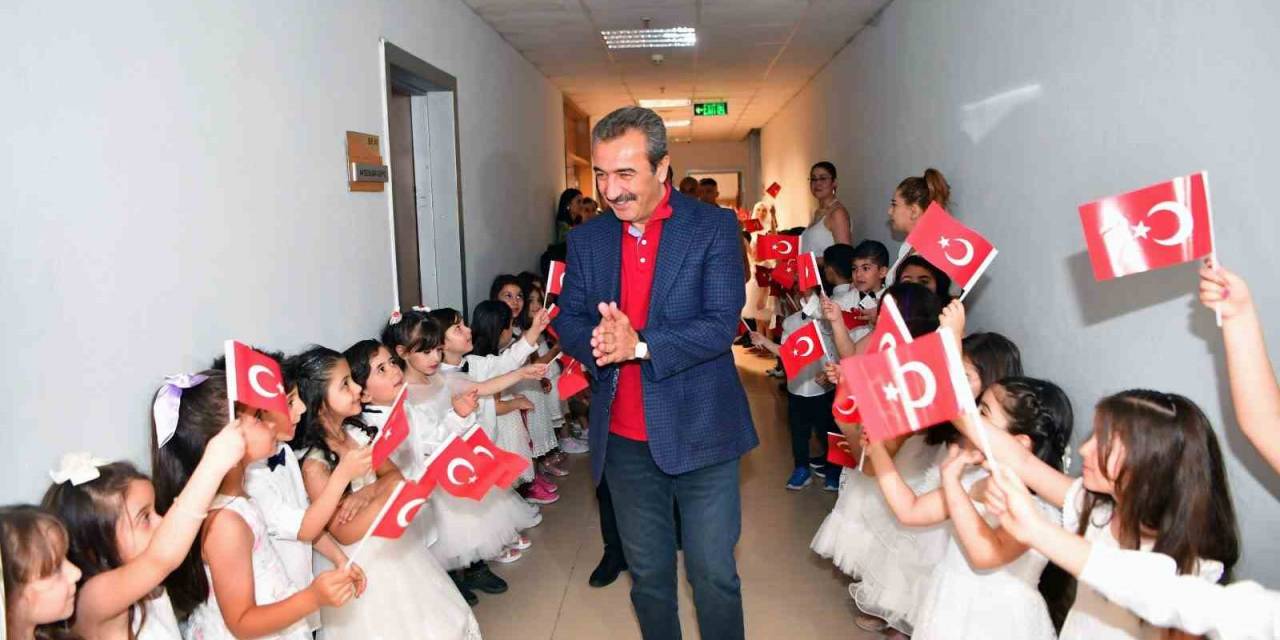 Kreş Öğrencilerinin Mezuniyet Sevinci