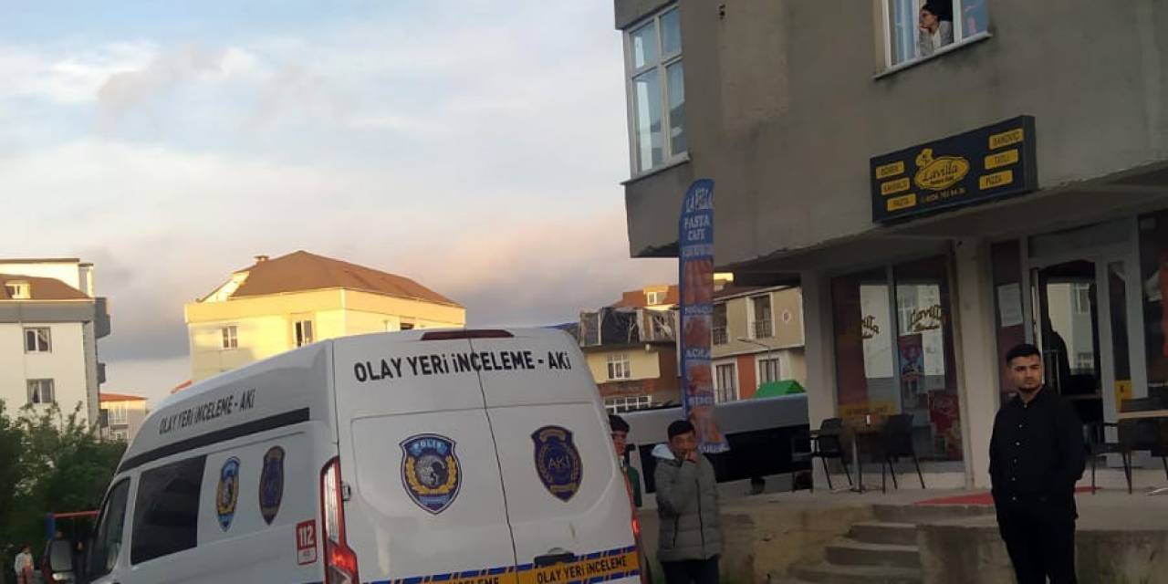 Eşinden Boşanmak İstemeyen Koca, Baldızının Dükkanında Kendisini Vurdu