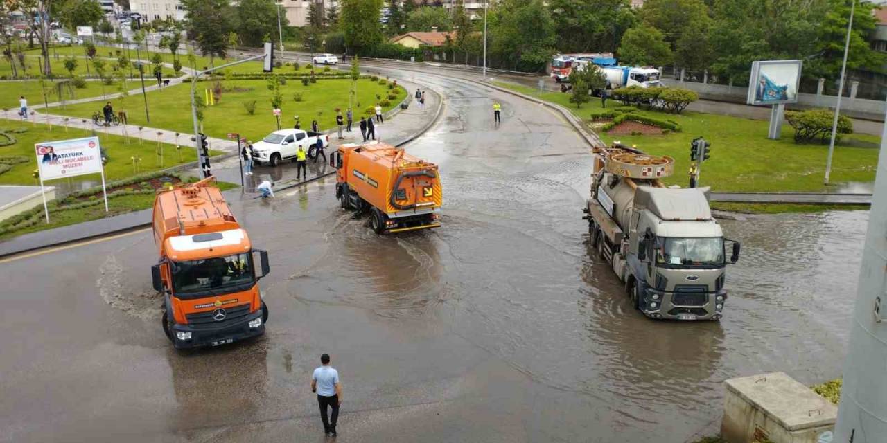 Başkent’i Sel Vurdu: Vatandaşlar Araçların Üzerinde Mahsur Kaldı