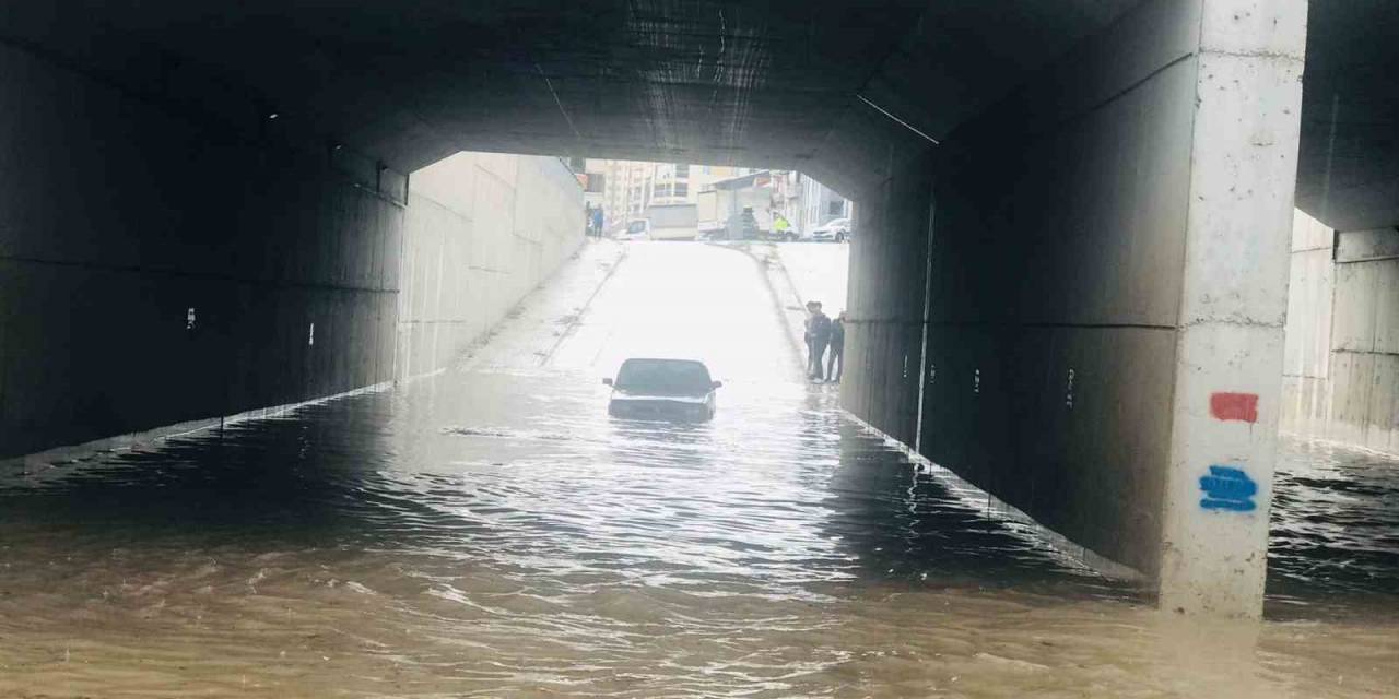 Bilecik’te Suların Bastığı Alt Geçitte Araç Mahsur Kaldı