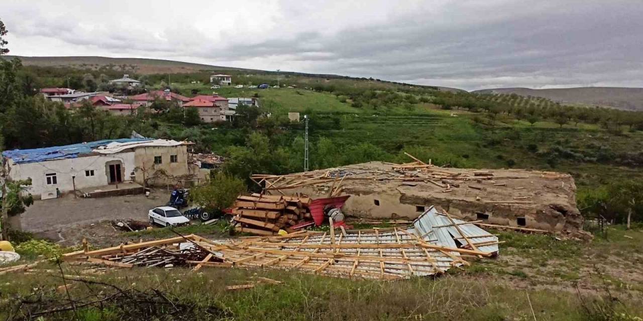 Kahramanmaraş’ta Hortum Ağaçları Yerinden Söktü, Çatıları Uçurdu
