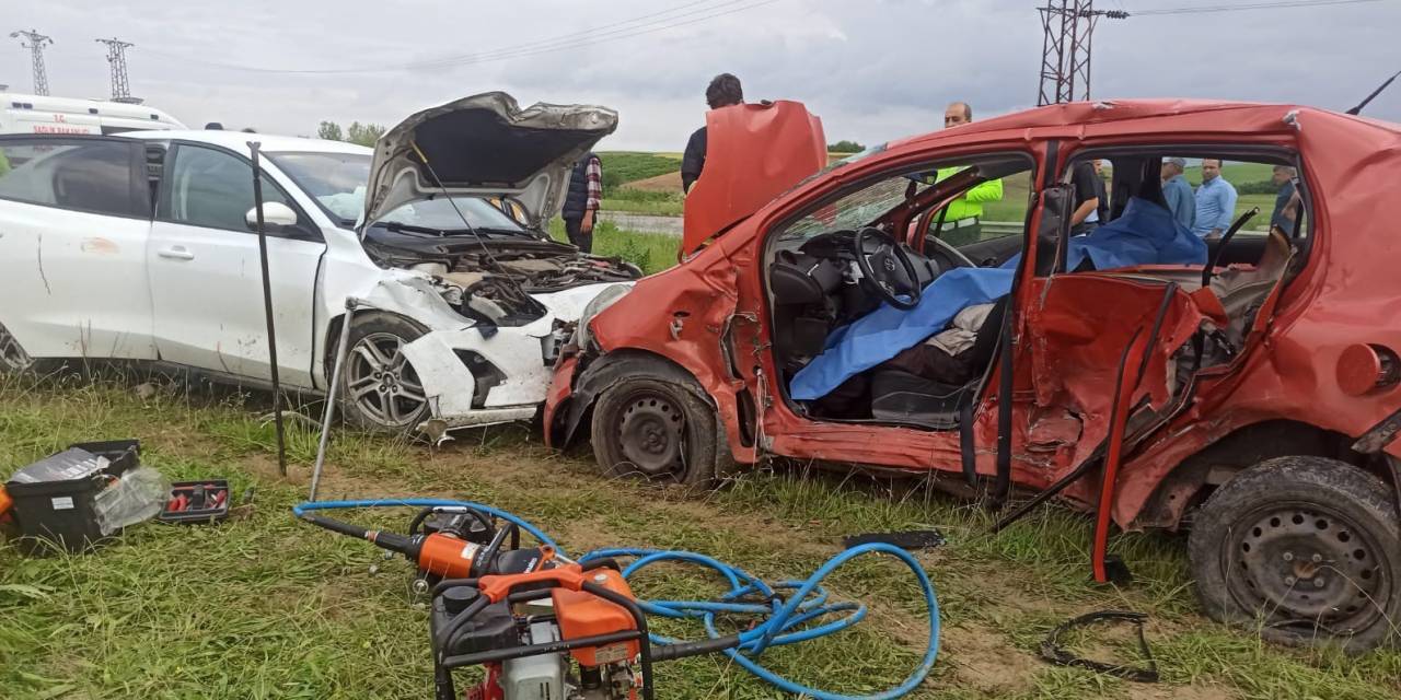 Kırklareli’nde İki Otomobil Kafa Kafaya Çarpıştı: 1 Ölü, 4 Yaralı
