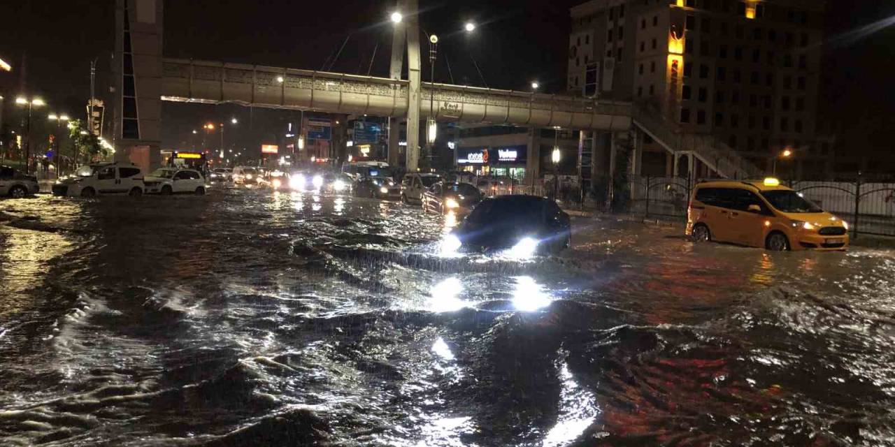 Elazığ’da Sağanak Yağışta Yolda Kalan Araçları İtfaiye Kurtardı
