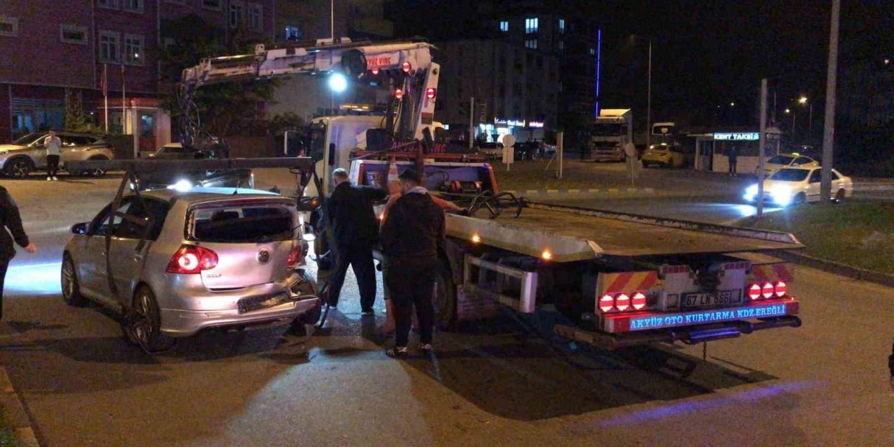 Kamyonet Kavşakta Otomobille Çarpıştı: 3 Yaralı