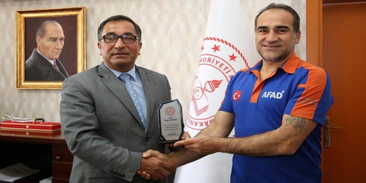 Afet Müdürlüğü Personeline Plaket
