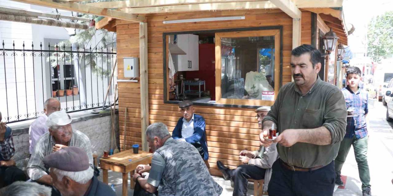 Depremde Çayhanesini Kaybetti Yeniden Ayağa Kalkıp Hizmete Başladı