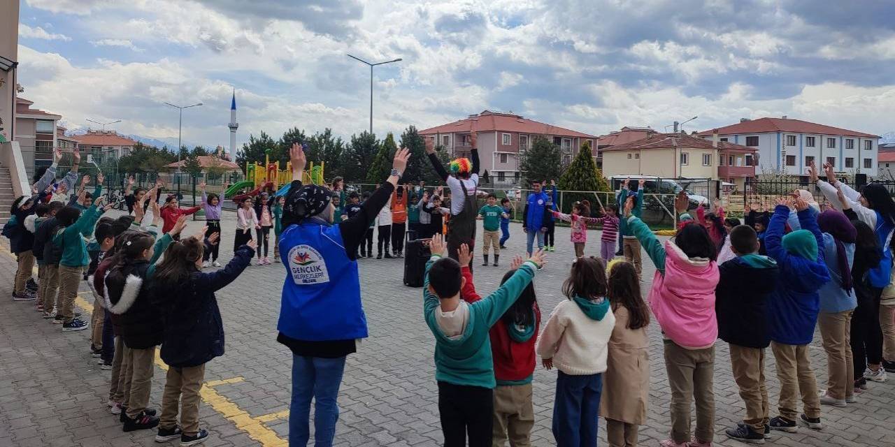 Minik Öğrencilere Palyaço Sürprizi