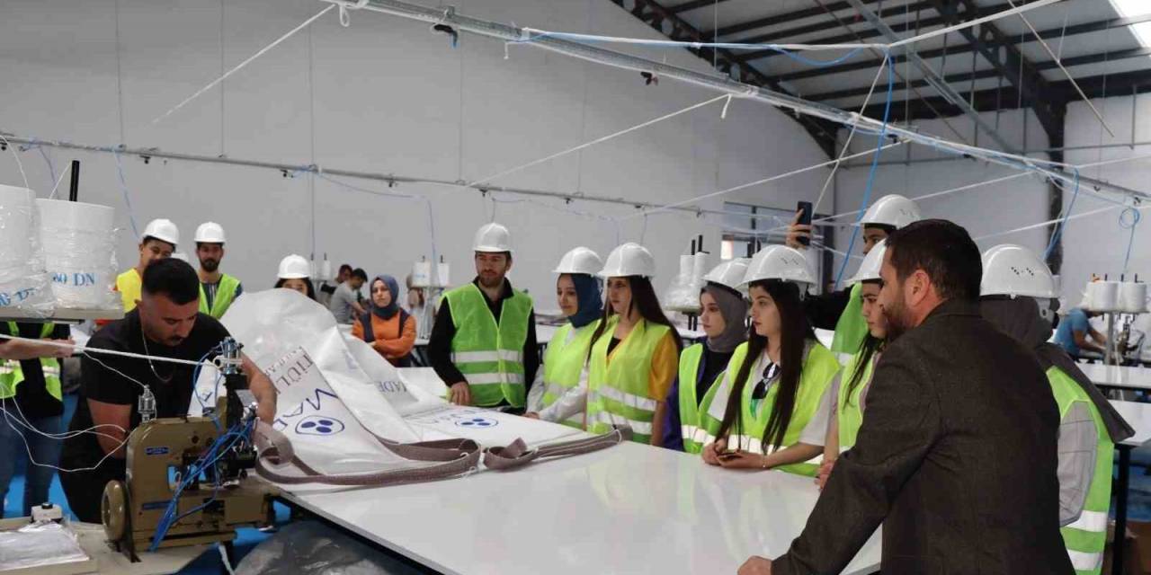 Üniversite Öğrencileri Çuval Fabrikasında İncelemelerde Bulundular