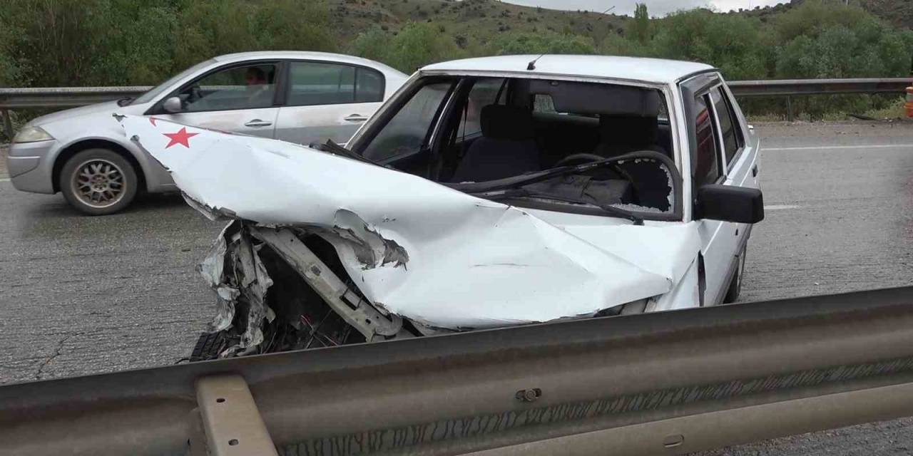Kırıkkale’de Otomobil Bariyerlere Çarptı: 4 Yaralı