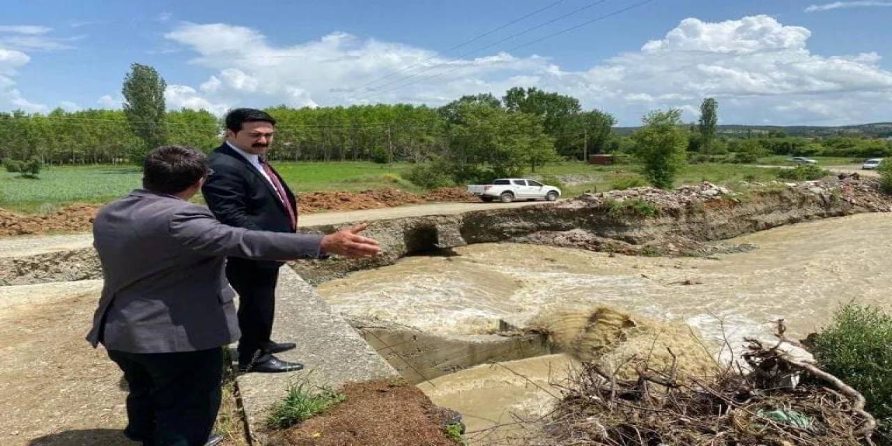 Kuvvetli Sağanak Sele Sebep Oldu, Köy Yolu Ve Köprü Yıkıldı