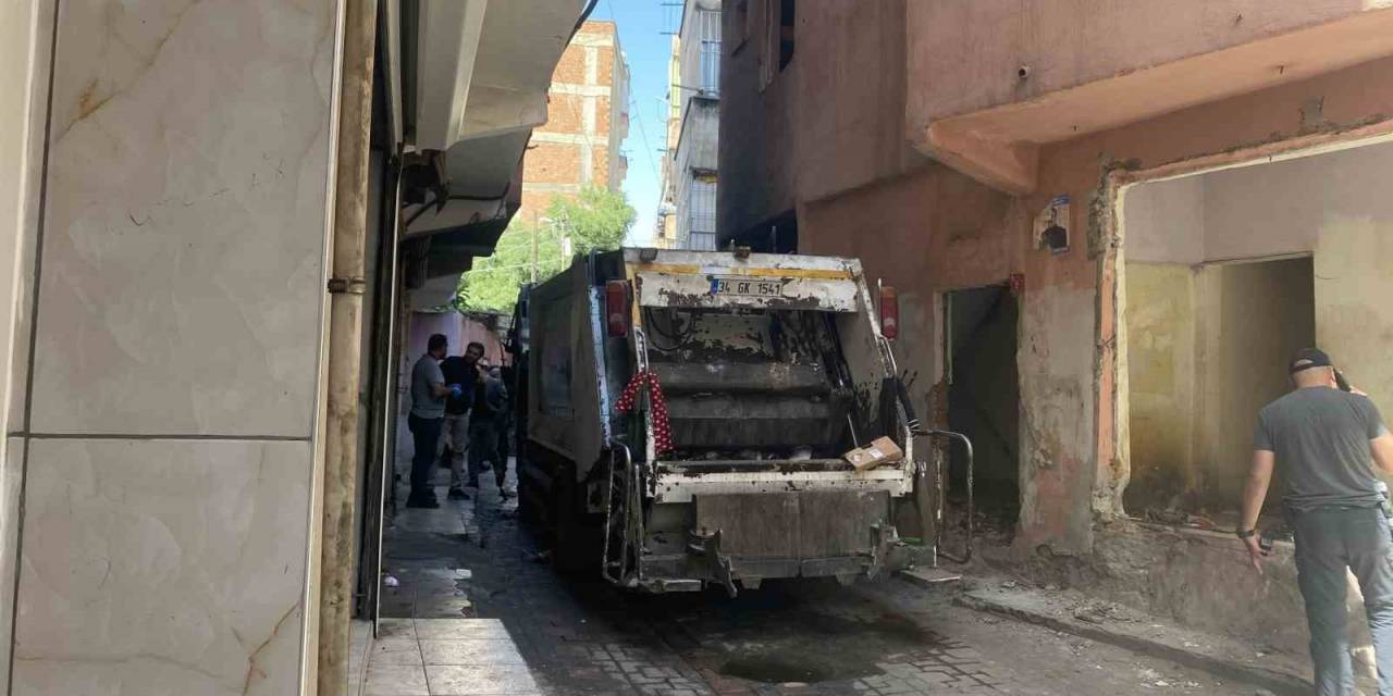 Diyarbakır’da Terör Yandaşları Belediyenin Çöp Arabasını Ateşe Verdi