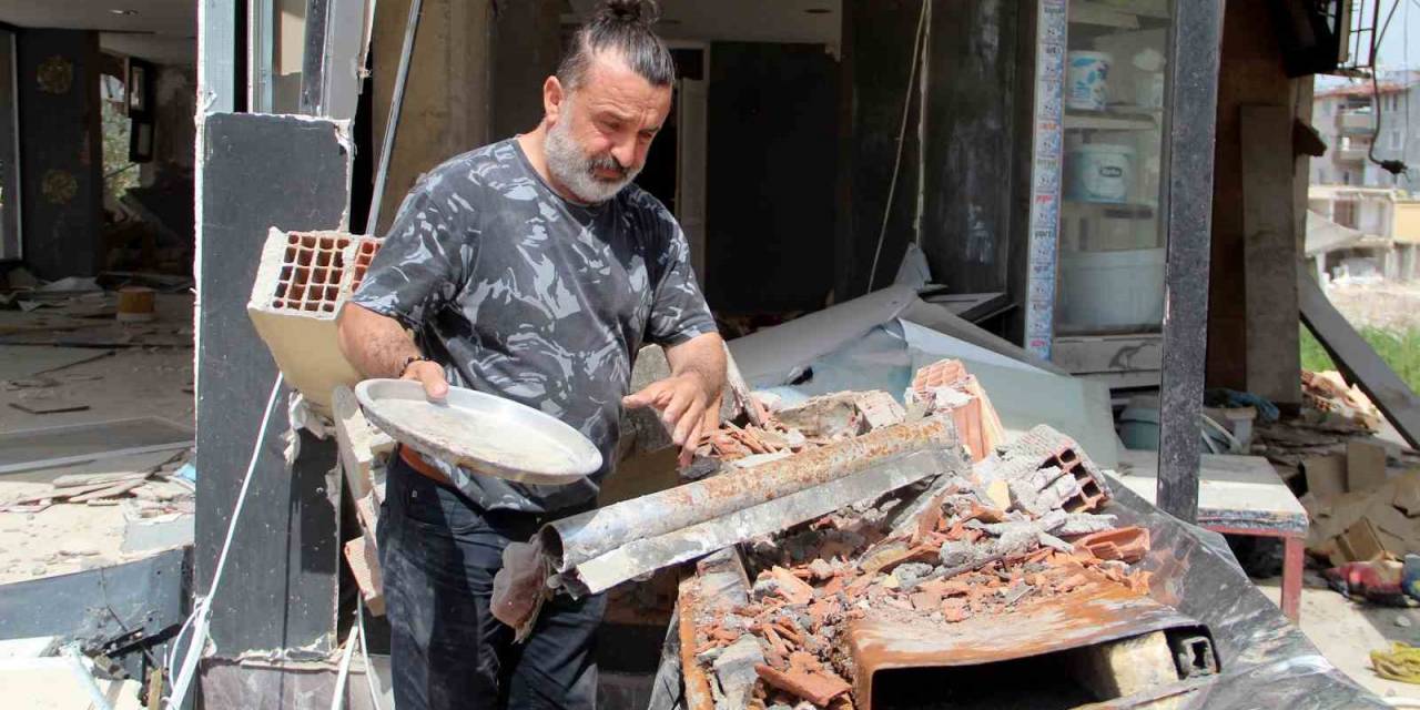Bir Dakikada 30 Milyonluk Birikimleri Enkaz Oldu
