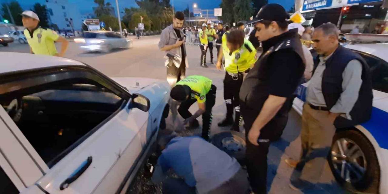 Polisler Önce Durdurdu, Sonra Patlayan Lastiği Değişti