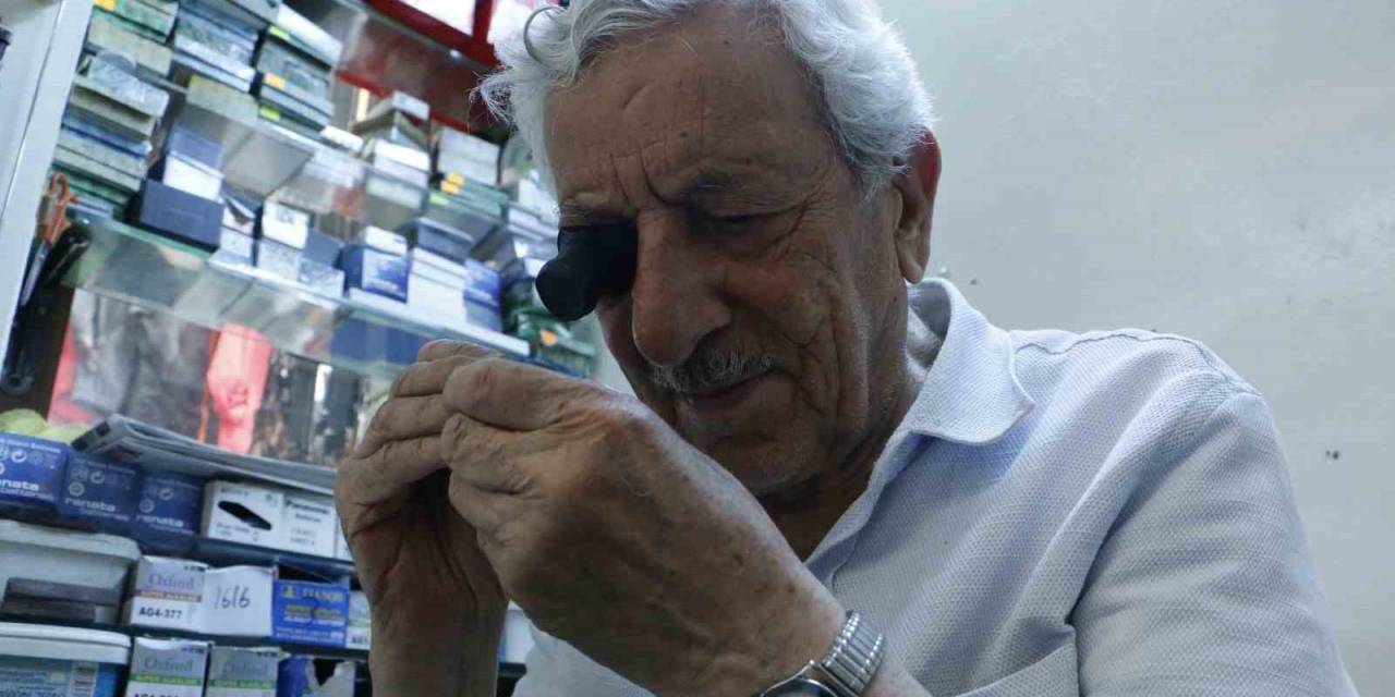 89 Yaşında 2,5 Metrekarelik Dükkanında 55 Yıldır Zaman Ayarlıyor