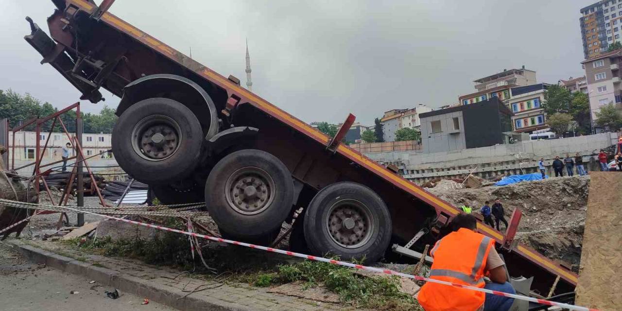 Küçükçekmece’de Demir Yüklü Tır Şantiye Alanına Düştü