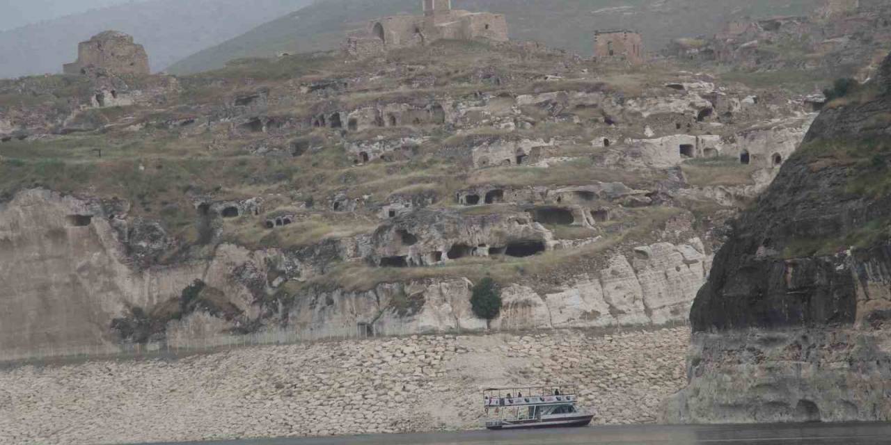 Ilısu Baraj Gölündeki Su Seviyesi Yükseldi: Turistler Deliklitaş Mağarasını Tekne İle Görme Fırsatı Buldu