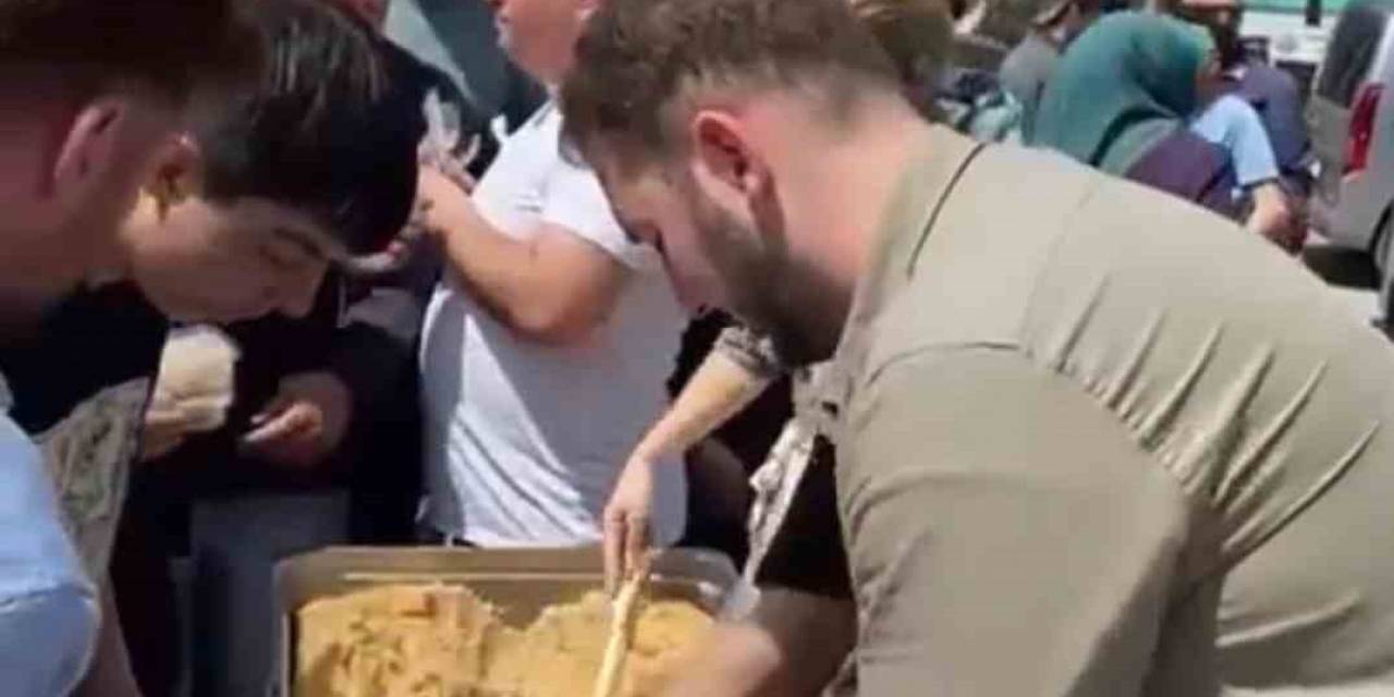 Ak Parti Gençlik Kolları Kılıçdaroğlu İçin Helva Dağıttı