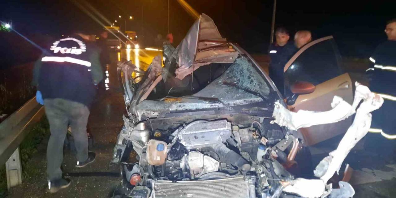 Tıra Arkadan Çarpan Otomobilin Sürücüsü Yaralı Arkadaşlarını Bırakıp Kaçtı