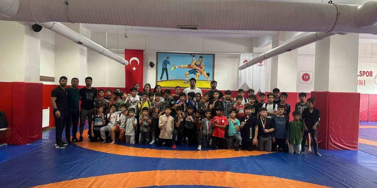 Küçükler Minderi Terletti