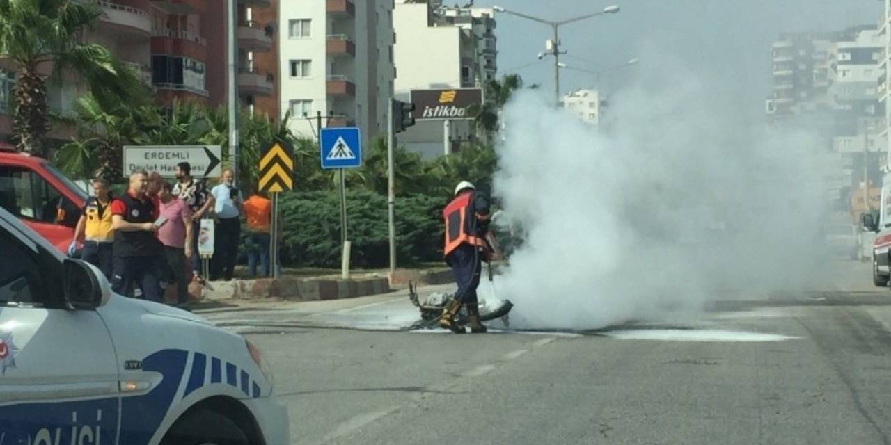 Otomobile Çarpan Motosiklet Alev Alev Yandı
