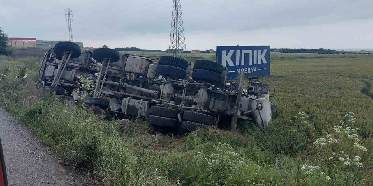 Beton Mikseri Düz Yolda Devrildi: 1 Ölü