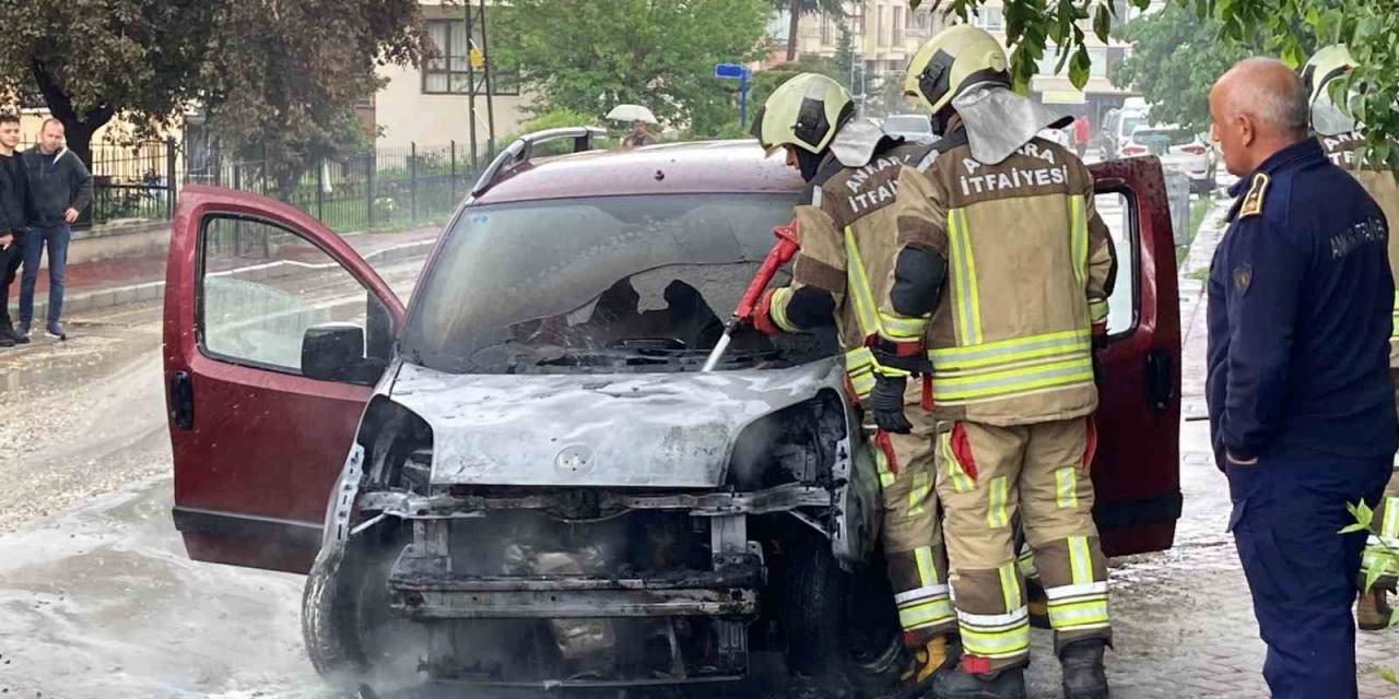 Ankara’da Korkutan Yangın: Kontağı Çevirdi, Araba Alev Aldı