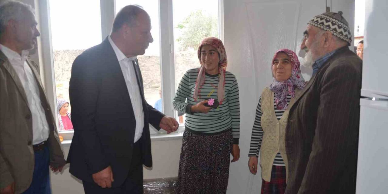 Başkan Oprukçu, Evi Depremde Hasar Gören Ailenin Yüzünü Güldürdü